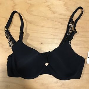 Lively T-Shirt Bra Jet Black - 32B